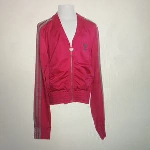 Adidas kofta - Super cool och annorlunda ”vindjacka?”. Tyvärr för liten, storlek 38 men mer som 36! Frakt 48kr eller så möts jag i Stockholm ❤️