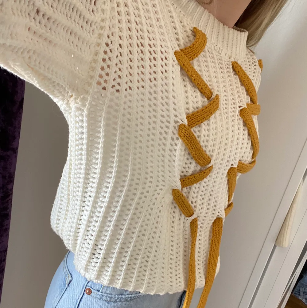 Säljer denna jättefina stickade tröja med gula band från Gestuz. Kommer tyvärr inte till användning länge. Skicket är jättebra. Passar både XS eller S!🌸 Frakt ingår vid högre bud.. Stickat.
