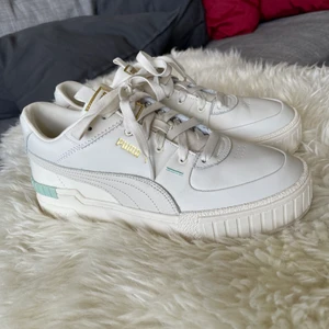 Puma sneakers storlek 42 - Använda en tvår gånger det är en damsko i storlek 42!