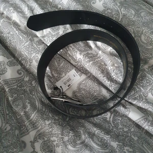 Svart skärp, oanvänt - Ett svart skärp från bikbok "keep it simple", nypris 129. Aldrig använt med lapp kvar på. Det är 4cm brett i storleken M-L men funkar till mindre storlekar om man bara slår några hål i det! Köpare står för frakt alt mötas upp, möjligt i Uppsala/Gävle men köpare står för tågbiljetten!