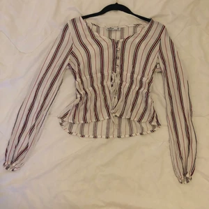 Hollister blus st xs - Super fin vit, svart, röd randig blus/topp från hollister! Oanvänd så super skick! Säljer pga för liten och använder inte💗 original pris ca 400, pris kan diskuteras! Du betalar frakt✨💗