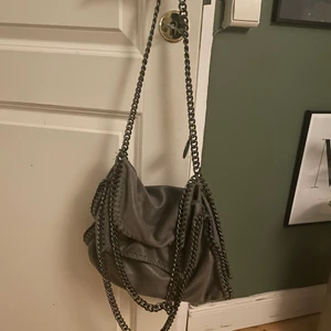 Stella McCartney väska - Grå mellan storleken, har ett hål i sig men det ska jag sy igen innan om nägon köper. 