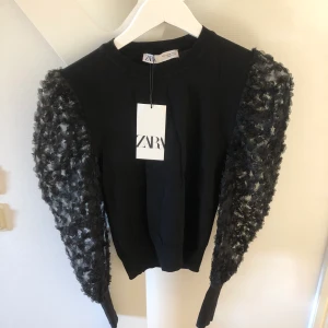 Topp zara - Säljer denna söta topp ifrån Zara. Aldrig använd, lappen kvar! Nypris: 350 (Högsta bud 220kr)