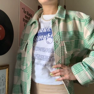 Rutig trendig jacka - rutig trendig jacka som inte finns att köpa längre och är i mycket bra skick!<3 strl S men passar xs-s, nypriset är 799kr