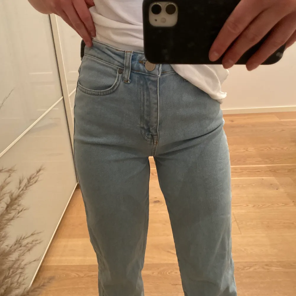 Jättefina ljusblåa jeans från Madlady, storlek 32.  Aldrig använda! Jag är ca 160 cm lång💙 250 + frakt. Jeans & Byxor.