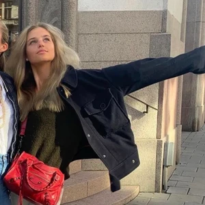 Mörkblå vårjacka  - Säljer mina fina mörkblåa jacka! Bilderna är inte mina! Knappt använd, superfint skick, inga defekter 