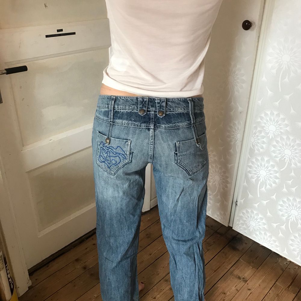 Ett par lågmidjade 2000s jeans som är super snygga med detalj på ena fickan!💖 funkar på mig som är 170cm och vanligt viss har W29/30 och L32/34                                                             Det är många intreserade så tänker att jag ska starta en budgivning! Budet börjar på 300kr och slutar på söndag 00.00. Jeans & Byxor.