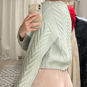 Stickad turkos tröja - Otroligt bra skick, använd som en favorit men dags för något nytt☺️ säljer då ja helt enkel inte får någon användning för den längre. Köptes på ginatricot för 350kr. Passar emellan xs- m då den är lite smått oversized.