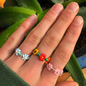 Pärlringar - Pärlringar i många olika färger!                                  🌼välj själv vad du vill ha för färger                           🌼välj storlek (normal är 6cm i omfång)                    🌼välj antal blommor                                                  🌼färgerna som finns är: vit, cremevit, gul, ljusgul, röd, orange, ljusgrön, grön, ljusblå, mörkblå, lila, rosa, svarta och guldiga (se bild 2)