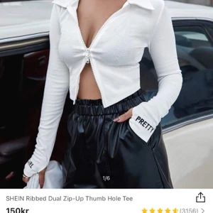 Zip-up white top🤍 - Ganska tajt som du kan se men om du vill ha den som hon i första bilden skulle den passa bra om du är en S :)                                                                                                                                                                                    Annars aldrig använt för insåg att den ej var så fin på mej. (Plagget kommer komma på samma sätt som när man beställer från Shein)