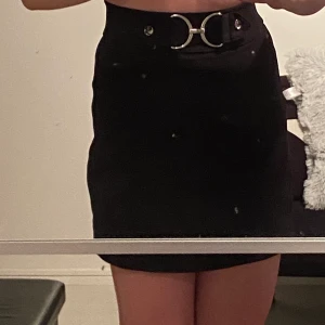 Kjol (New Yorker) - Kjol från New Yorker!                                       Använd 2 gånger, fint skick.                             Storlek 34 (inte stretch)                                  Köparen står för frakten! (Kan ej mötas upp pga Corona)                                                      Hör av dig om du undrar över något💕