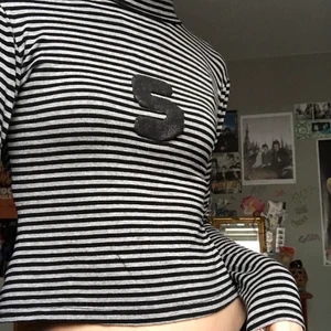 Cool tröja - mörkgrå och svart eandig turtleneck med tryck på från Mötivi