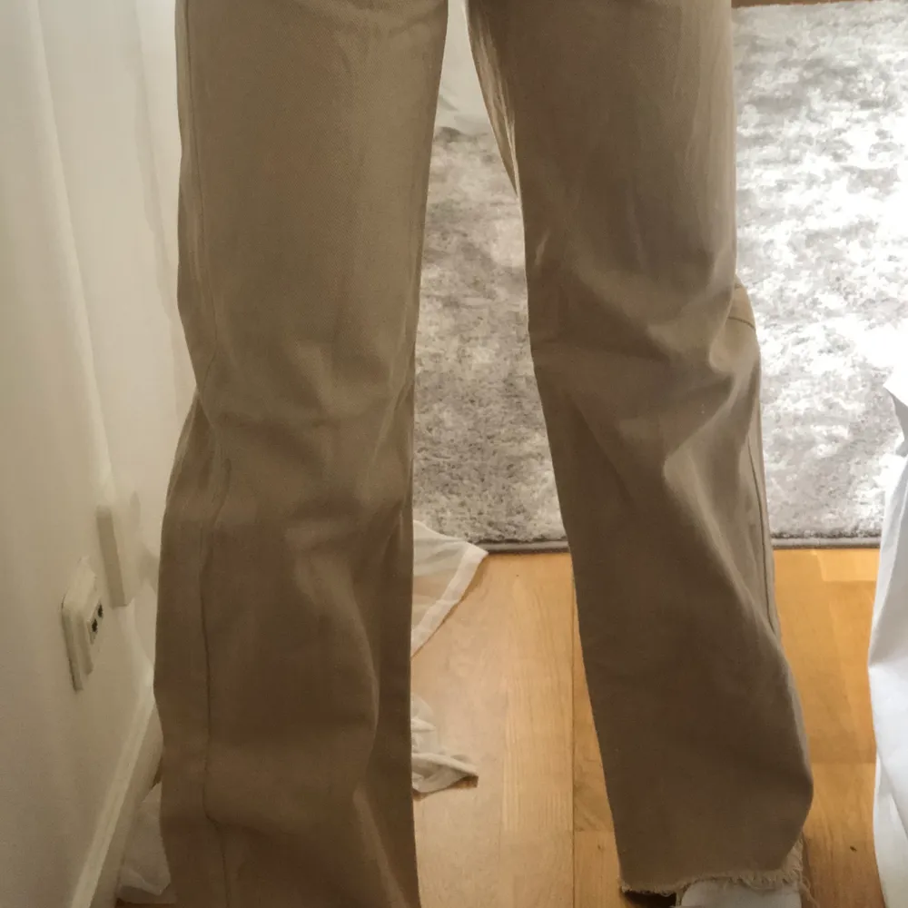 Säljer dessa beiga vida/raka jeans ifrån Monki i modellen Yoko. Dem är i jätte bra skick och klippt dem själv, längden passar perfekt om man är ca 160-165!!! . Jeans & Byxor.