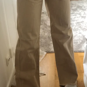 Monki Jeans - Säljer dessa beiga vida/raka jeans ifrån Monki i modellen Yoko. Dem är i jätte bra skick och klippt dem själv, längden passar perfekt om man är ca 160-165!!! 