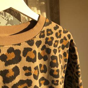 Säljer denna sweatshirt med leopardmönster!  🐆 Sparsamt använd och därför i gott skick. Storlek XS men är lite längre i modellen (går såklart att vika upp snyggt också). Kontakta för för bilder eller frågor ;)