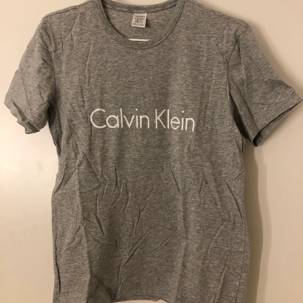 En ljusgrå basic Calvin t-shirt som passar till allt. Aldrig använd då jag har dubbletter av den. . T-shirts.
