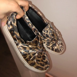 Fräscha Leo  skor!! - Storlek 38, sparsamt använda! Skit najs nu i vår/sommar med slipons!! 200kr inklusive frakt 