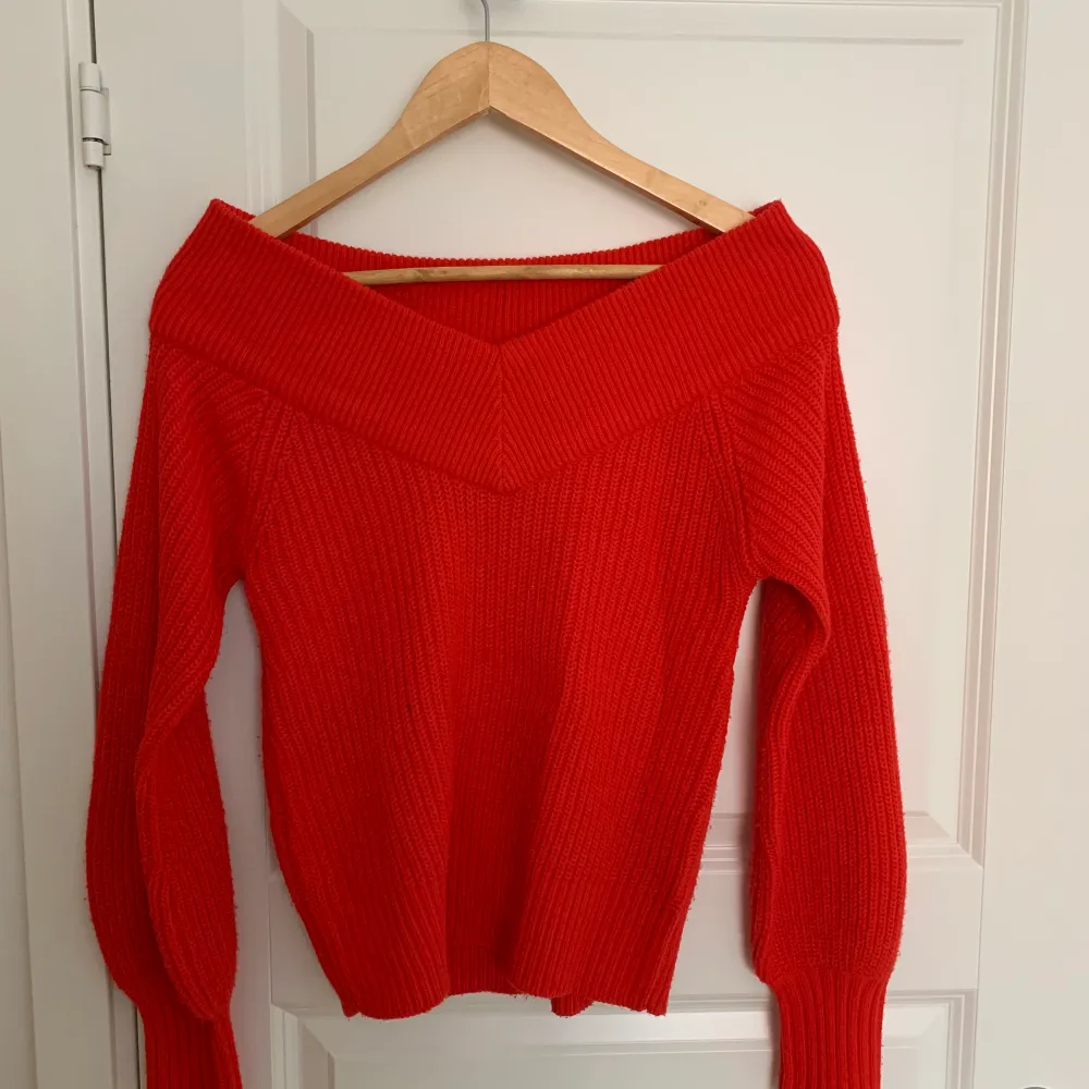 Röd off shoulder från Gina tricot i bra skick, storlek S (köparen betalar frakten) Säljer den pga att den inte används längre, betalning sker via swish. Stickat.