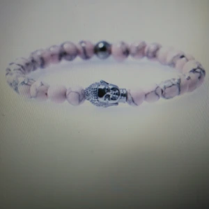 Armband från Bud to Rose (Biddah Rosa)  - Säljer ut smycken från Bud to Rose från en konkursutförsäljning. Allting säljes för ca 70% av ordinarie pris. Allt kommer från från en butik som tvingats stänga. Så helt nya smycken för 70% av ordinarie pris. Priset som står på varan här inne gäller. Varan skickas mot fraktkostnad, kollar upp summa för detta efter hand som ni beställer då många beställer mer än en sak och då blir priset annorlunda. Betalning via swish. Bild lånad från Bud to Rose. 