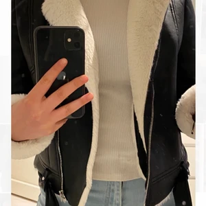 vårjacka - läderjacka med foder - super fin vårjacka , kort och är i S men skulle säga passar för både XS också. aldrig använt precis som ny och är i god skick