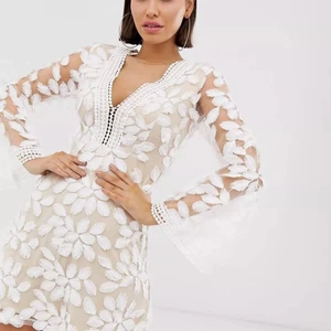 Love triangel klänning  - Jättefin klänning som passar som student eller bara sommarklänning. Hade själv tänkt att ha den på studenten men hittade en annan jag gillade mer så därför är denna klänning helt oanvänd. Säljer den för priset jag köpte den för. Om fler intresserade blir det budgivning. 