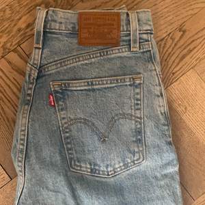 Ljusa Levis jeans i modellen ”Ribcage”. Högmidjade och raka. Knappt använda pga för små. Nypris 1099kr. Perfekt nu till våren! Kontakta vid intresse, buda i kommentarerna!