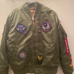 Bomberjackan  - Bomberjacka som har används 5 ggr ish och är fortfarande i bra sckick. Storlekar och så går L/M. Skriv priv för mer info?❤️