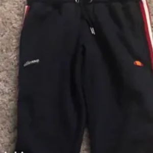 Ellesse byxor  - Säljer ellesse mjukisbyxor i strl 34/36 och är aldrig använda endast testade🤍