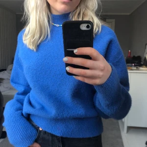 Tröja & OtherStories - Stickad tröja från & OthersStories i en snygg blå färg! Snygga muddar på armarna och nederkanten av tröjan, sparsamt använd💞 Är mer som en S