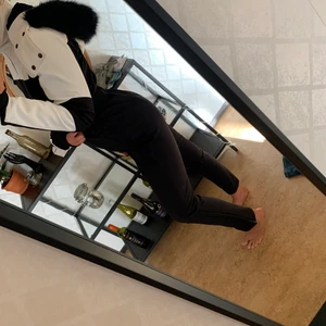 Skidoverall  - Skidoverall från topshop. Köpt för 3 år sen. Använd vid ett  fåtal tillfällen. Superbra kvalite! Den gör inte bara så att du är snygg i backen utan den är även väldigt varm! Orginalpris: 1100 kr. Mitt pris: 650 kr 