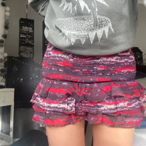 Somrig kort kjol - Säljer denna ursnygga kjol från HMxIsabel Marant!💖 Kjolen är kort i modellen och sitter så snyggt på, passar även till det mesta!😍 Köparen står för frakten