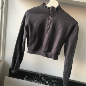 🌸 Tröja 🌸 - Croppad tröja med dragkedja. Helt oanvänd. 