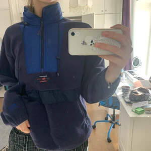 Helly hansen  - Skit snygg mörkblå vintage helly Hansen fleece med dragkedje fickor på sidorna med polo. Snygg till bara jeans eller som enklare jacka. Finns inte i butik. Pris kan diskuteras. Fler intresserade = budgivning