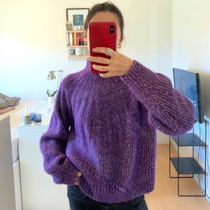 & other stories stickad tröja  - En jätte fin lila stickad tröja från & other stories i storlek S. I bra skick och använt ett fåtal gånger💜