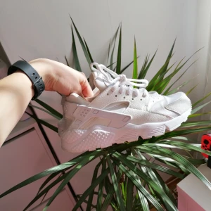 Nike skor  - Köpte de här på plick men tyvärr för små! I princip oanvända, så fina!! Passar nog 36 eller möjligtvis 36,5🥰🥰 köpte de för ett bra pris så säljer vidare de för ett bra pris! Nypris över 1000 kr