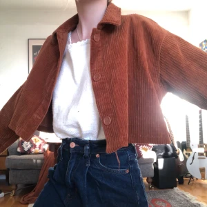 Brun manchester jacka - Kort jacka/ skjorta i brun Manchester. Köpt second hand men är i fint skick!