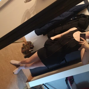 Klänning  - En svart söt liten klänning i stl small. Sitter mom smäck.. 
