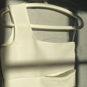 Topp - Super vacker topp ifrån Gina Tricot med en fin slitz på vänstra sidan. Har tyvärr aldrig kommit till användning av mig så hoppas den kan göra det för någon annan! Nypris 199 kr betalning sker via Swish 💸