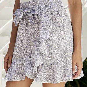 shien kjol - supersöt kjol från shein, precis som ny och aldrig använd! frakt tillkommer 💘