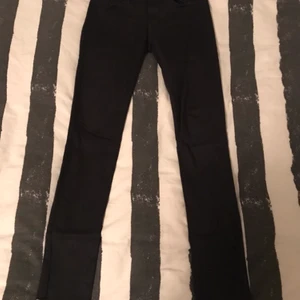 Replay byxor - Hej kändes som om tiden har kommit att sälja mina replay byxor dom är väldigt bra förvarade och är väldigt fina. Dom är rivna längst ner och är lite lösare. Modellen är New Luz dom går för 700-1000kr. Dessa kostar ändats 400kr+frakt 