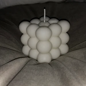 Ljus -  Våra populäraste ljus är faktiskt dessa!💞 Dom är vita och doftar lite fräsch vanilj, väldigt fina och basic. Den passar in överallt! Och sedan säljer vi även ljusfat i glas ’’2:a bilden’’ dem är bra att ha och ställa bubble ljusen där på!🥰