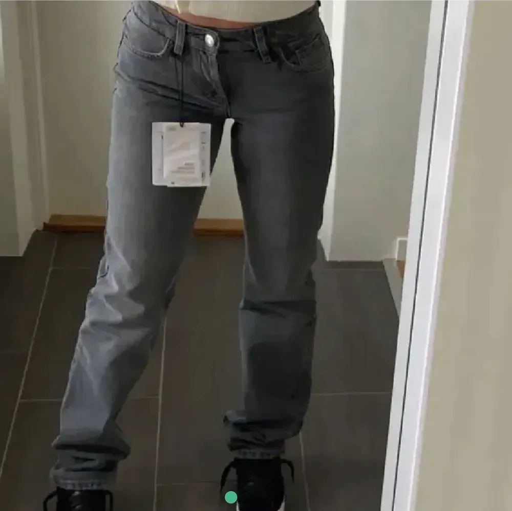 Säljer dessa populära Zara jeans med lågmidja! 💗 Dem är i storlek 38 men är insydda i midjan så den passar även 36💞💞 (lånade bilder) HÖGSTA BUDET: 370kr 💗💗. Jeans & Byxor.