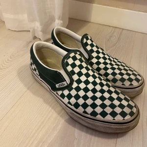 Vans  - Säljer dessa vans. Som ni ser på bilden har jag använt dom några gånger, och där med är dom lite smutsiga dock jag kan tycka slitna skor är snyggare men det är smaksak💕Men går att tvätta! 