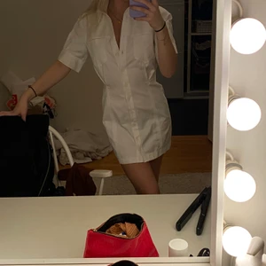 Vit klänning  - Vit klänning i jeans material från zara! Klänningen är bara använd ett fåtal gånger men har fått ett jätte litet märke (se tredje bilden) på vänstra axeln från en väska. Annars är den i mycket fint skick!!!