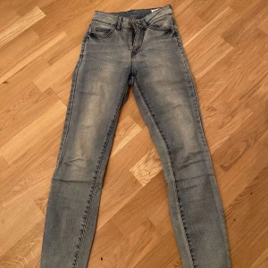 dr denim jeans - stentvättade dr denim jeans, asköna om jag får säga d själv, passar tyvärr inte mig längre, fortfarande i bra skick✌🏼 hmu