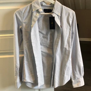 Ralph lauren skjorta  - Oanvänd blå vit randig Ralph lauren skjorta. Storlek XS. Prislapp kvar 