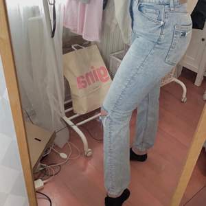 Blåa bootcut jeans med slitningar