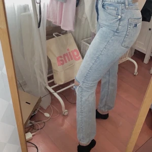 Blåa bootcut jeans med slitningar  - Blåa bootcut jeans med slitningar