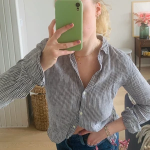 Randig Linneskjorta - En underbar linneskjorta (100% linne) som är blå/vit randig från Gina Tricot. Strl 34. 