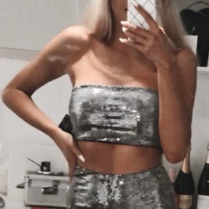 glitter topp - ascool glittrig bandeau topp från nelly!!✨✨🤩 endast använd vid ett tillfälle😌 